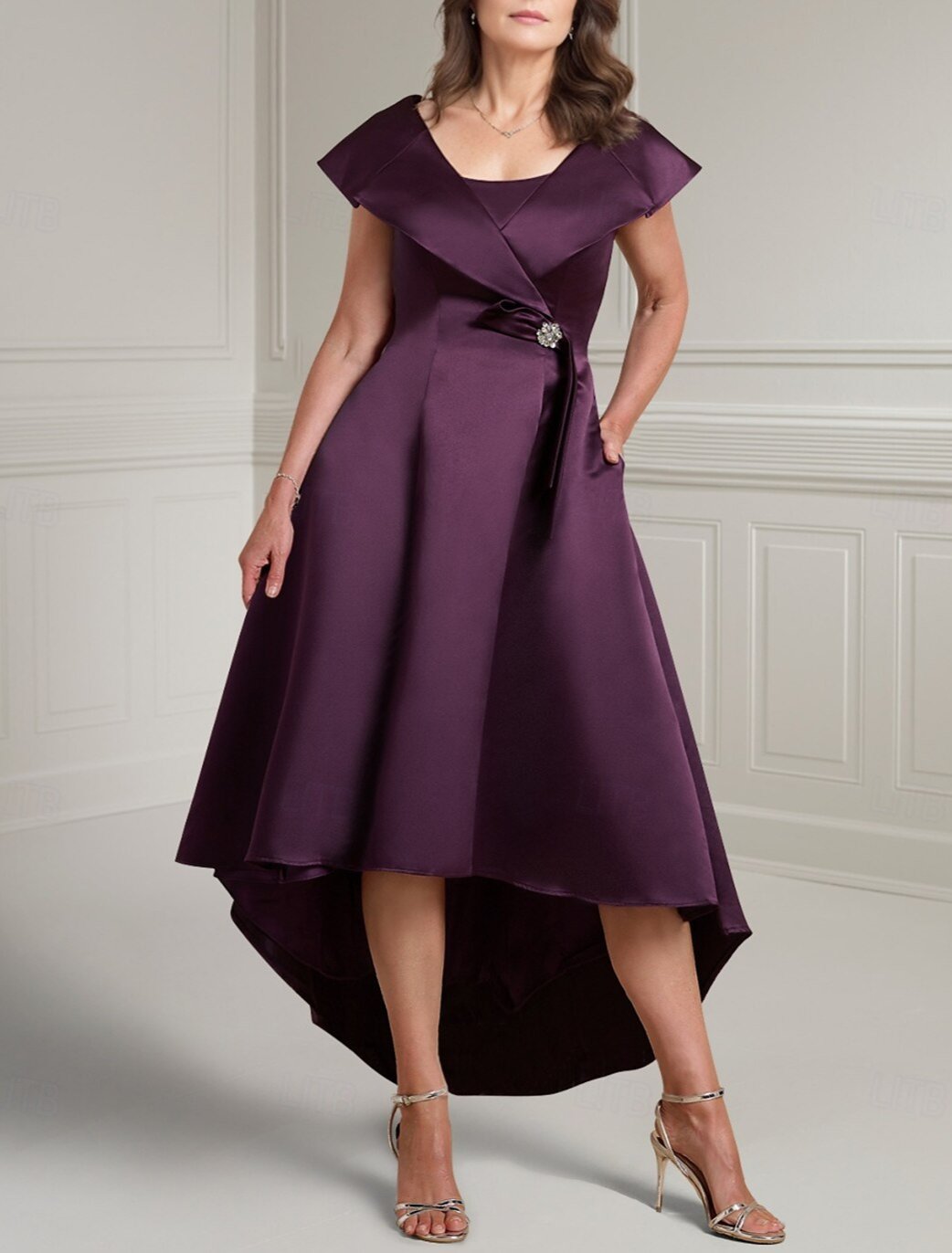 A-Line Mother of the Bride Dress Elegant Vintage V Neck Asymmetrical Satin Short Sleeve with