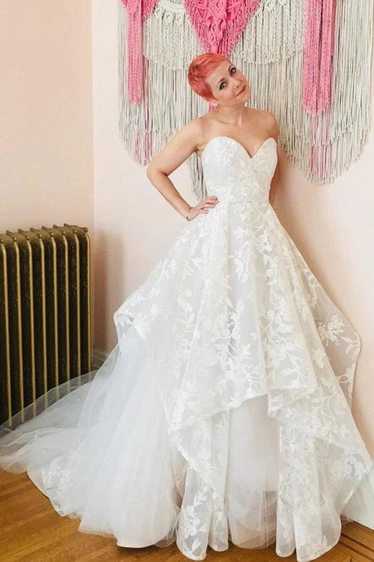 Elegant lace inlaid A-line sweetheart shaped trailing wedding dress