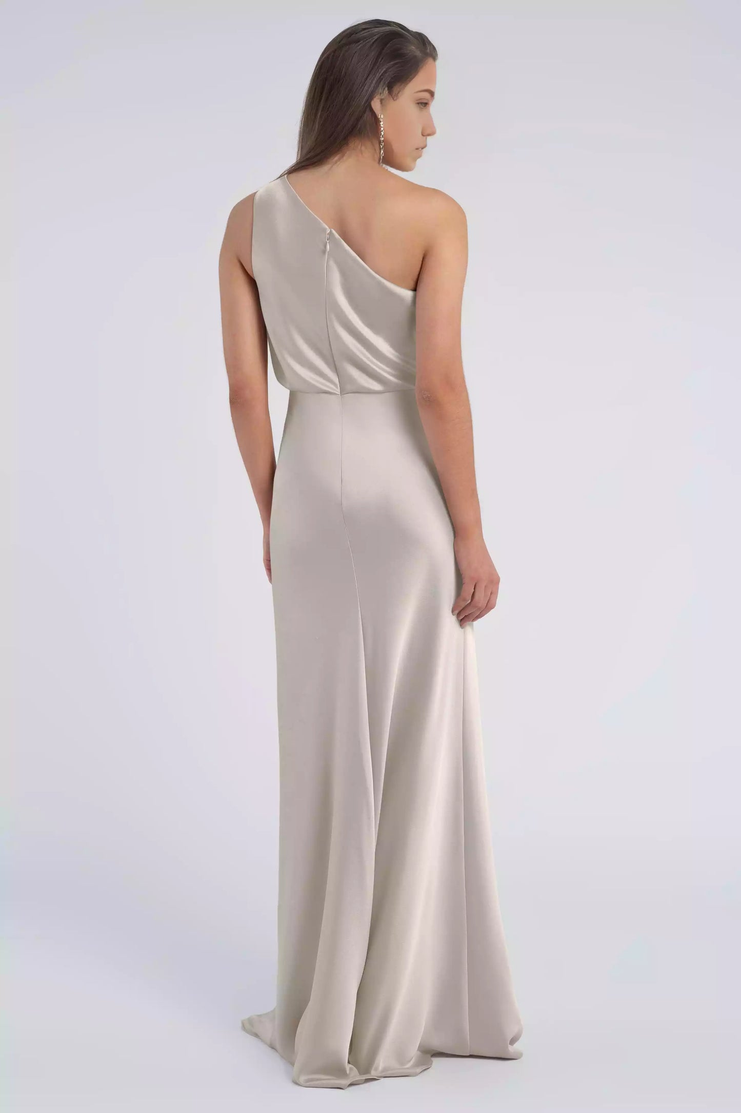 Bright and luxurious satin single shoulder collar with pleated details, slim fit and waist cinching, tight cut skirt, perfectly showcasing your curvaceous beauty. Evening Dresses