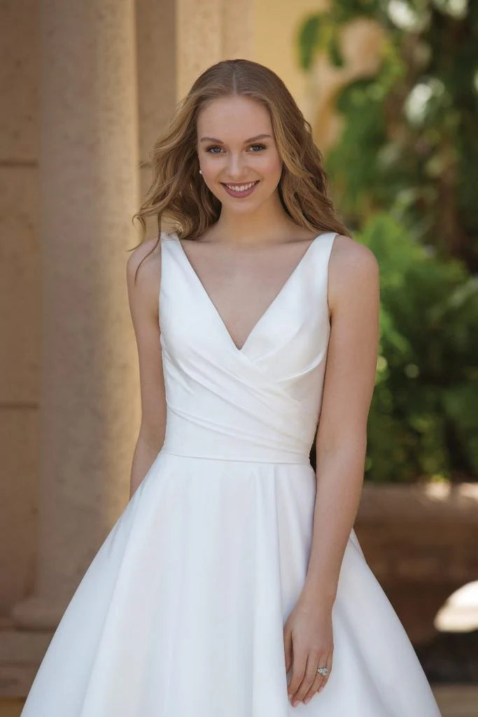 Elegant and luxurious satin V-neck sleeveless beach wedding dress