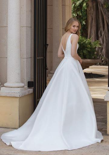 Elegant and luxurious satin V-neck sleeveless beach wedding dress