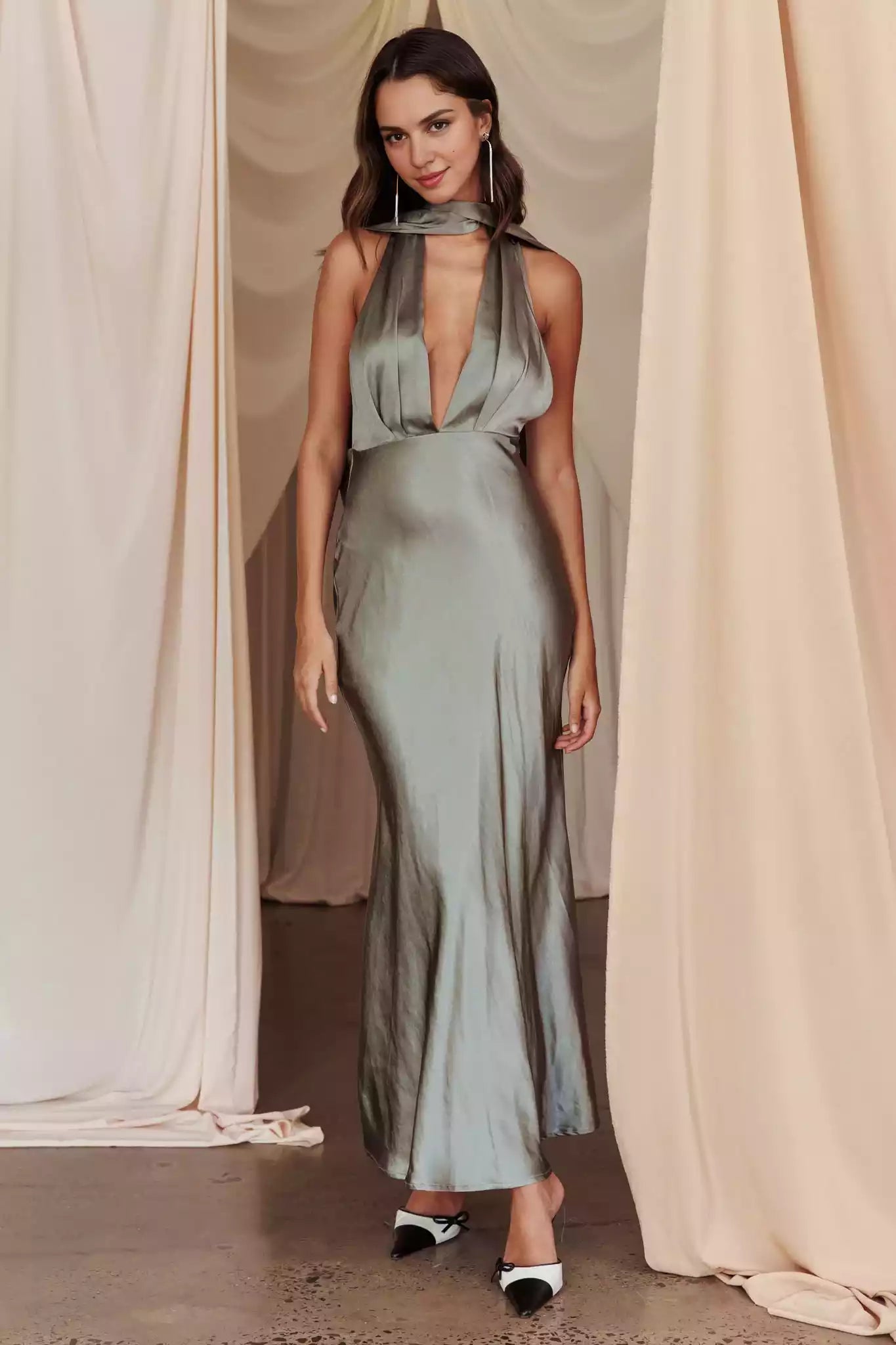 Classic deep V-neck backless low back strap with adjustable side zipper Bridesmaid Dresses