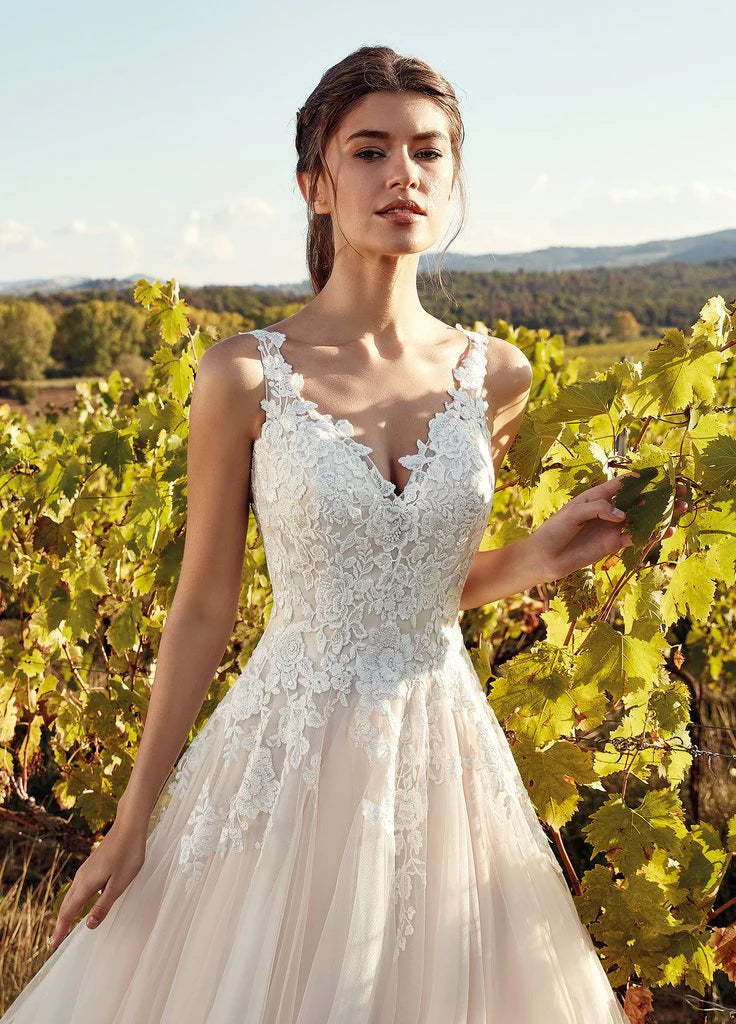 Elegant A-line sleeveless V-neck sheer lace inlaid wedding dress