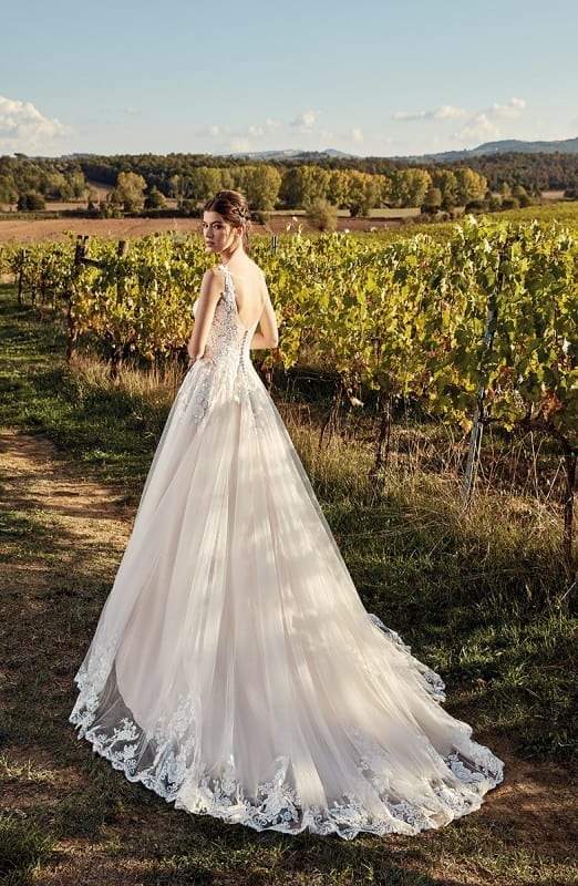 Elegant A-line sleeveless V-neck sheer lace inlaid wedding dress