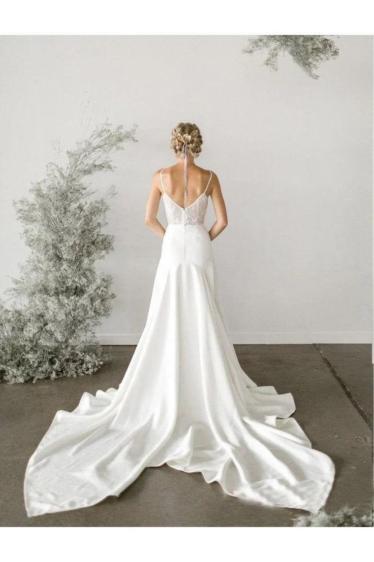 Elegant lace inlaid A-line sweetheart shaped trailing wedding dress