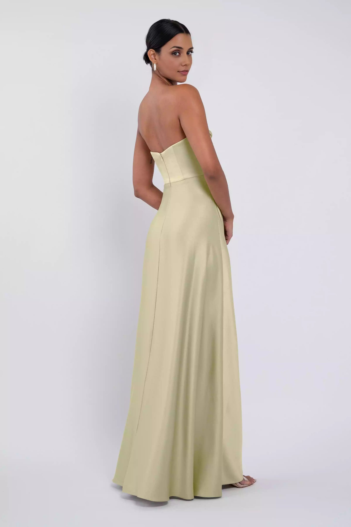 Exquisite tight corset with a hanging high waist, circular cut, strapless design, fully lined, and a back zipper. Bridesmaid Dresses