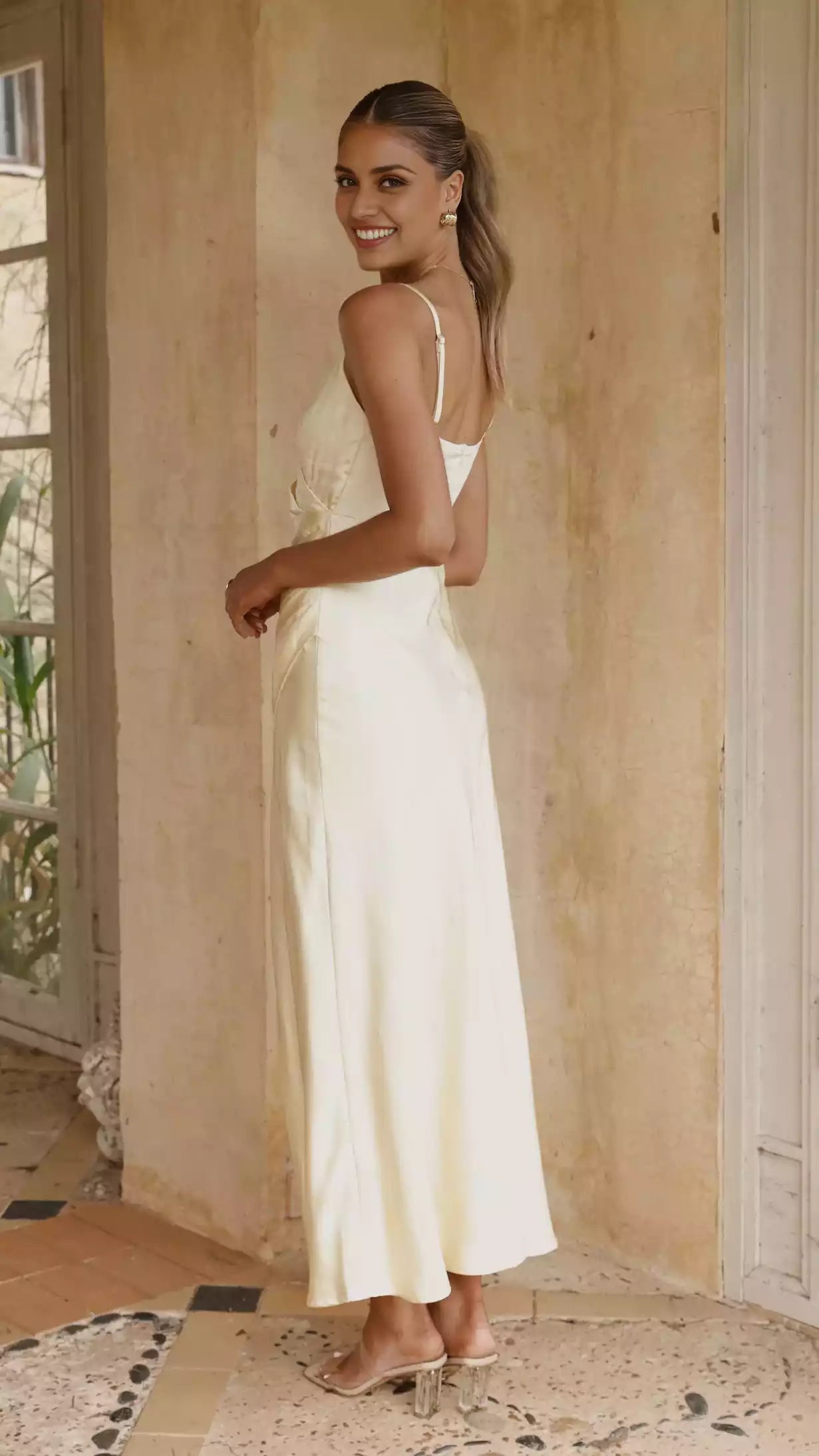 Low key and elegant fixed wrap pleat details, wrap style chest cut slit adds an elegant style Prom Dresses