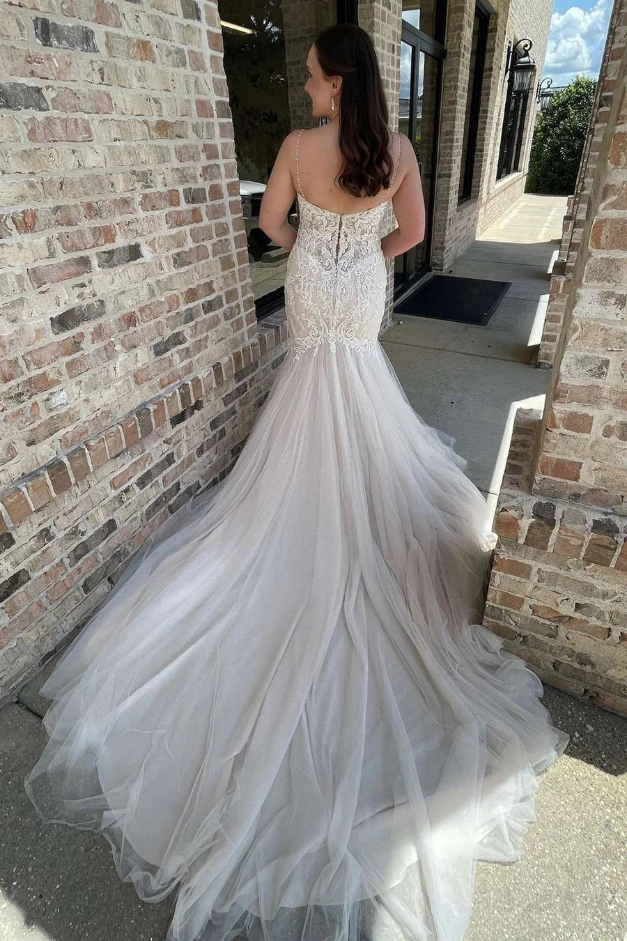 Elegant and beautiful mermaid thin shoulder strap thin gauze sticker wedding dress