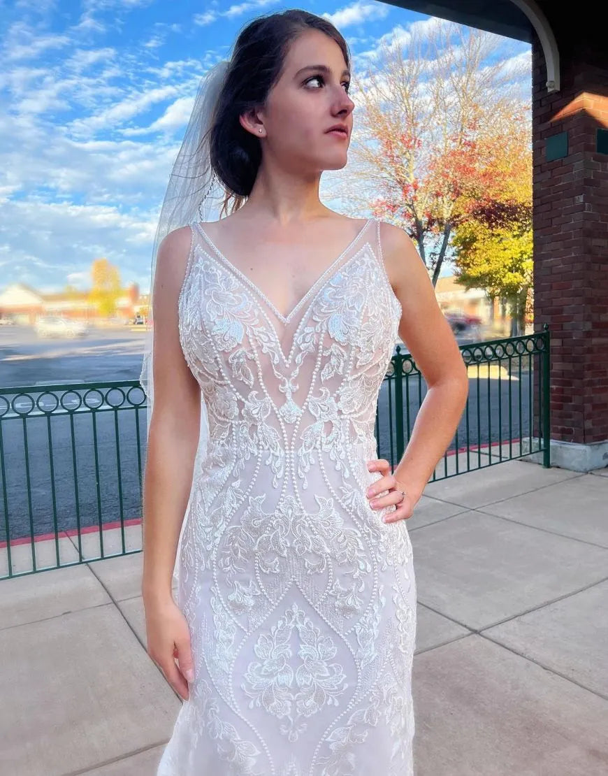 Elegant and sweet mermaid V-neck palace skirt lace wedding dress