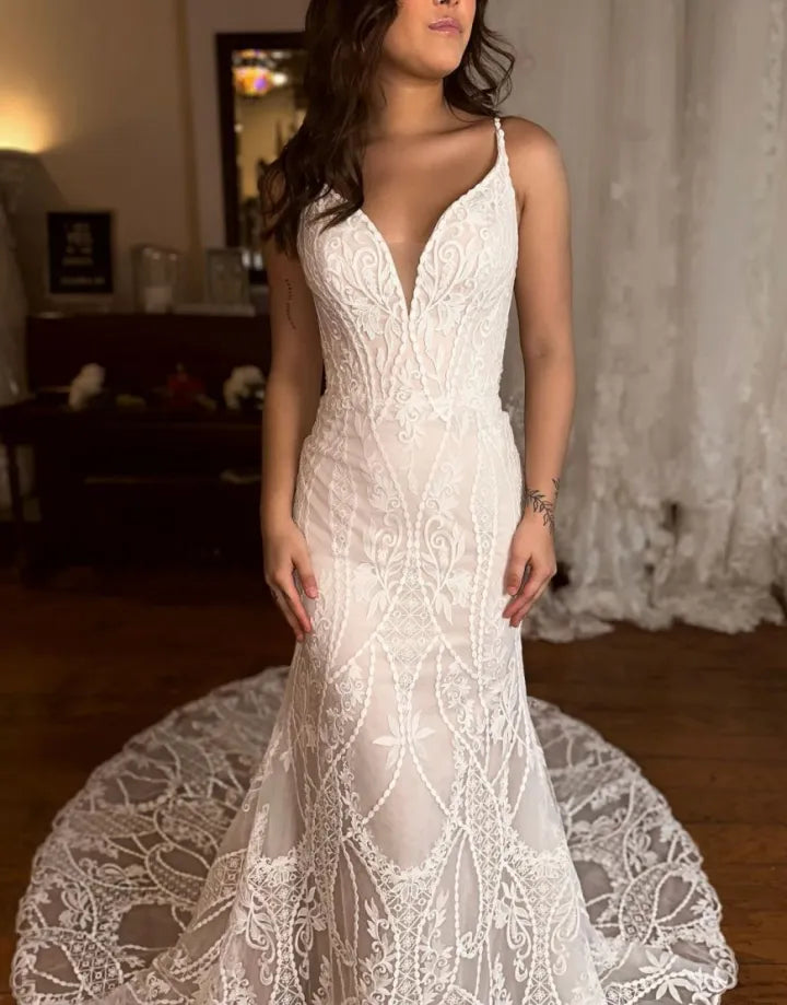 Sweet slim fit mermaid V-neck spaghetti shoulder strap palace skirt lace wedding dress