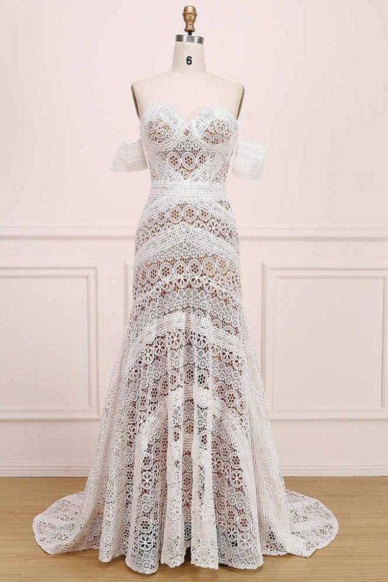Minimalist and understated Sweetheart Collar Lace Bohemian Beach Wedding Dress