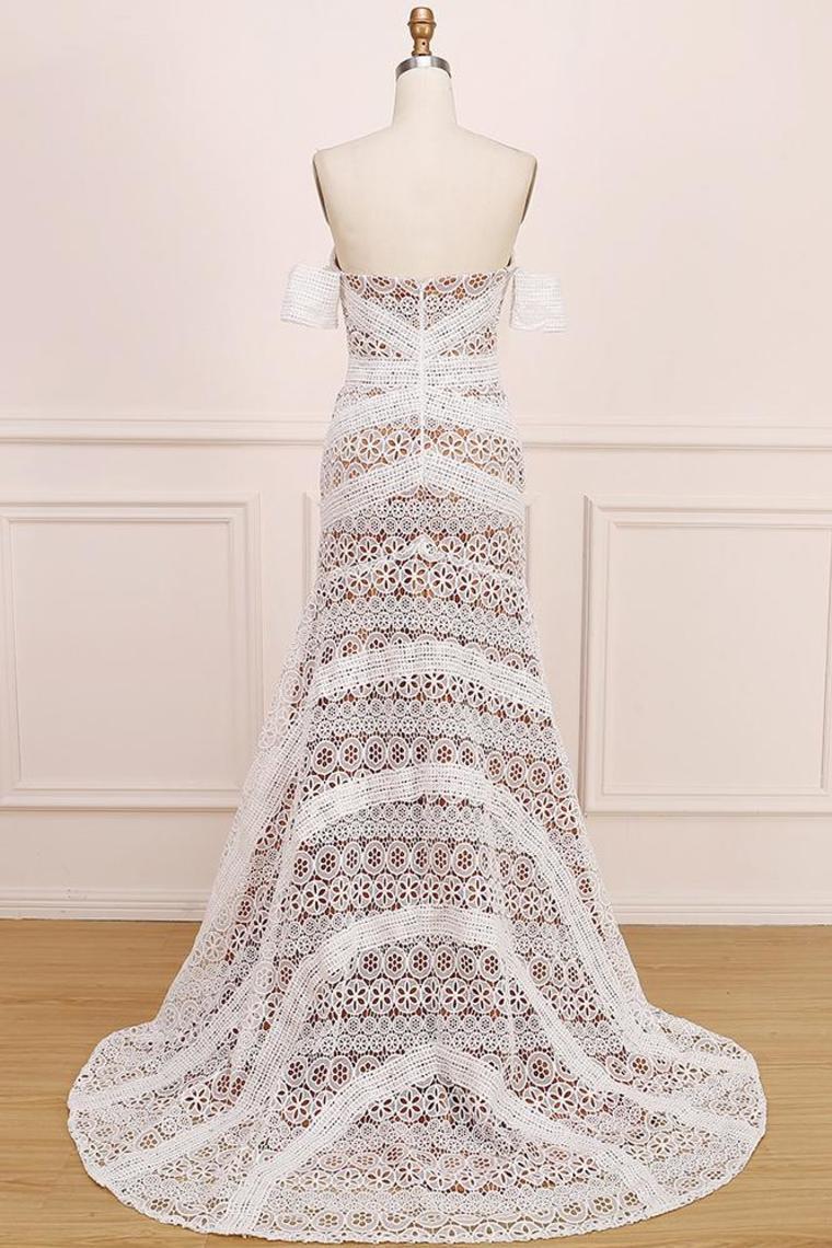 Minimalist and understated Sweetheart Collar Lace Bohemian Beach Wedding Dress