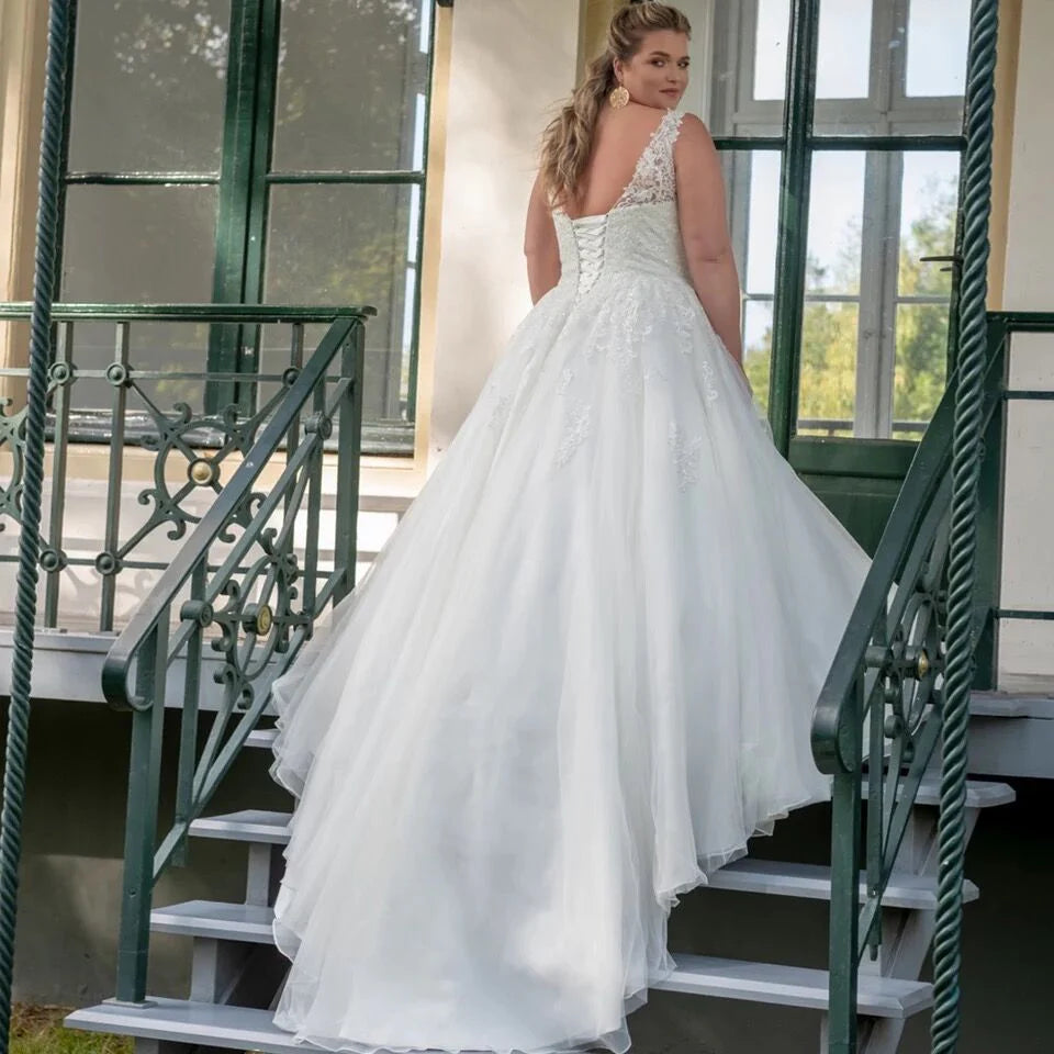 Large size long elegant and noble A-line V-neck sleeveless lace decal wedding dress