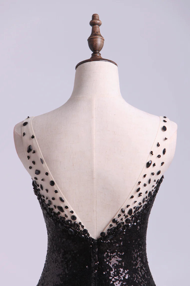 Sexy and elegant high-end black dress V-neck low back pillar short dress