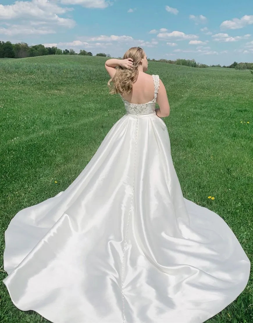 Simple and elegant A-line suspender high-end satin wedding dress