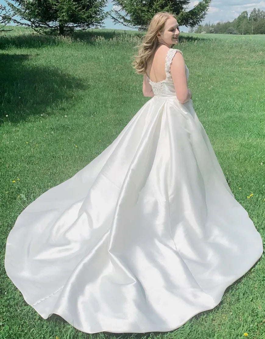 Simple and elegant A-line suspender high-end satin wedding dress