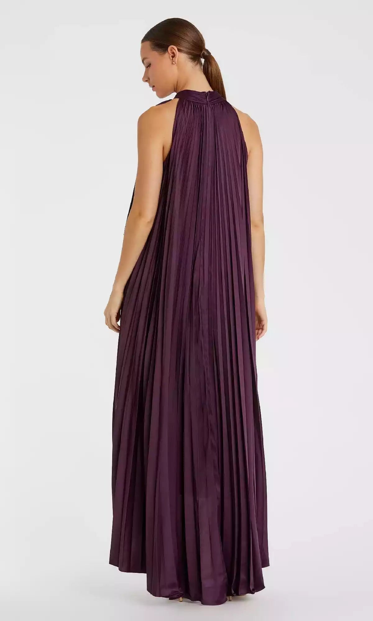 The elegant and dynamic high necked pleated bow hem with a trapezoidal front swing and knee length back swing will surely make you stunning at Prom Dresses