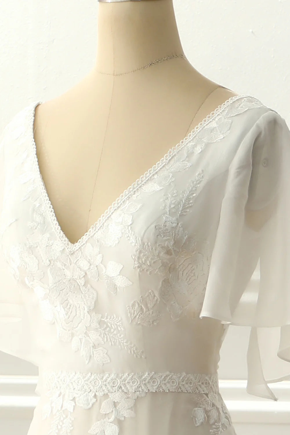 Elegant ivory V-neck A-line splicing long slim fitting wedding dress