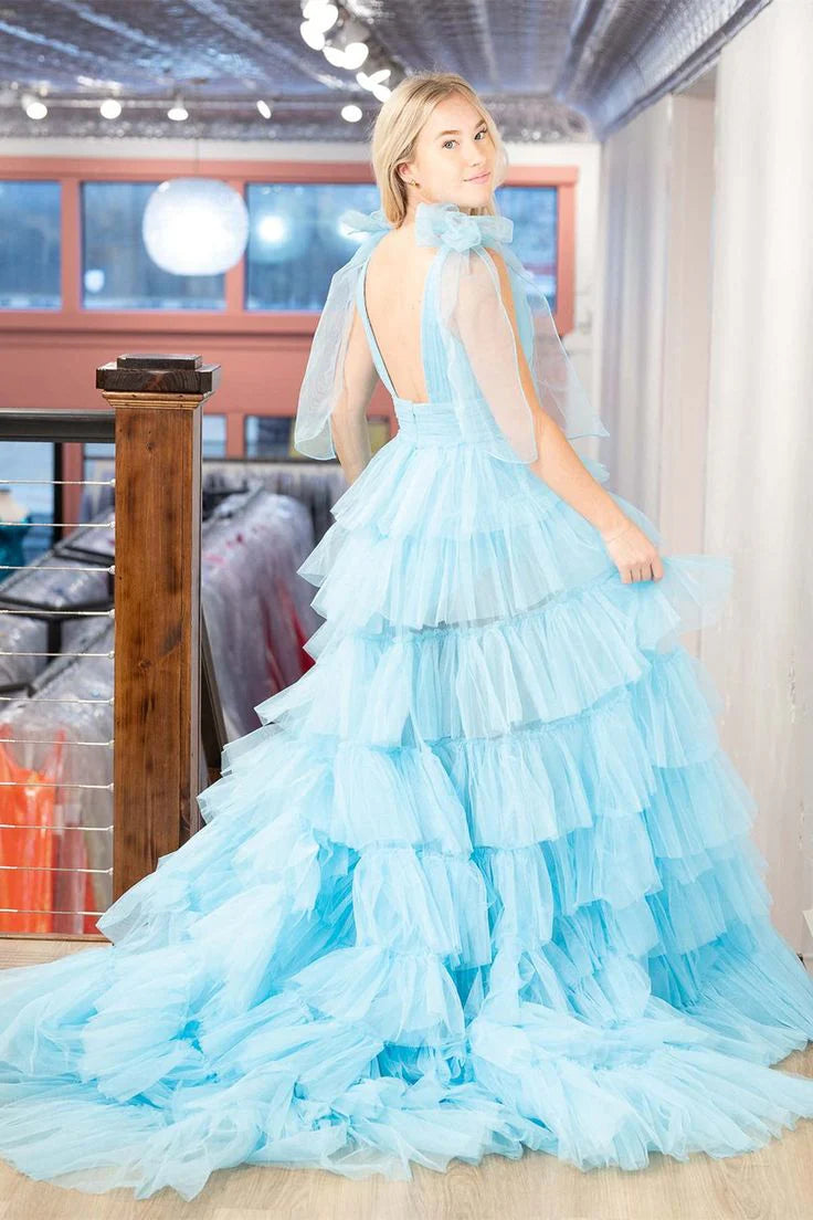 A-line layered thin gauze V-neck with a split floor and ruffled edge for a ball dress