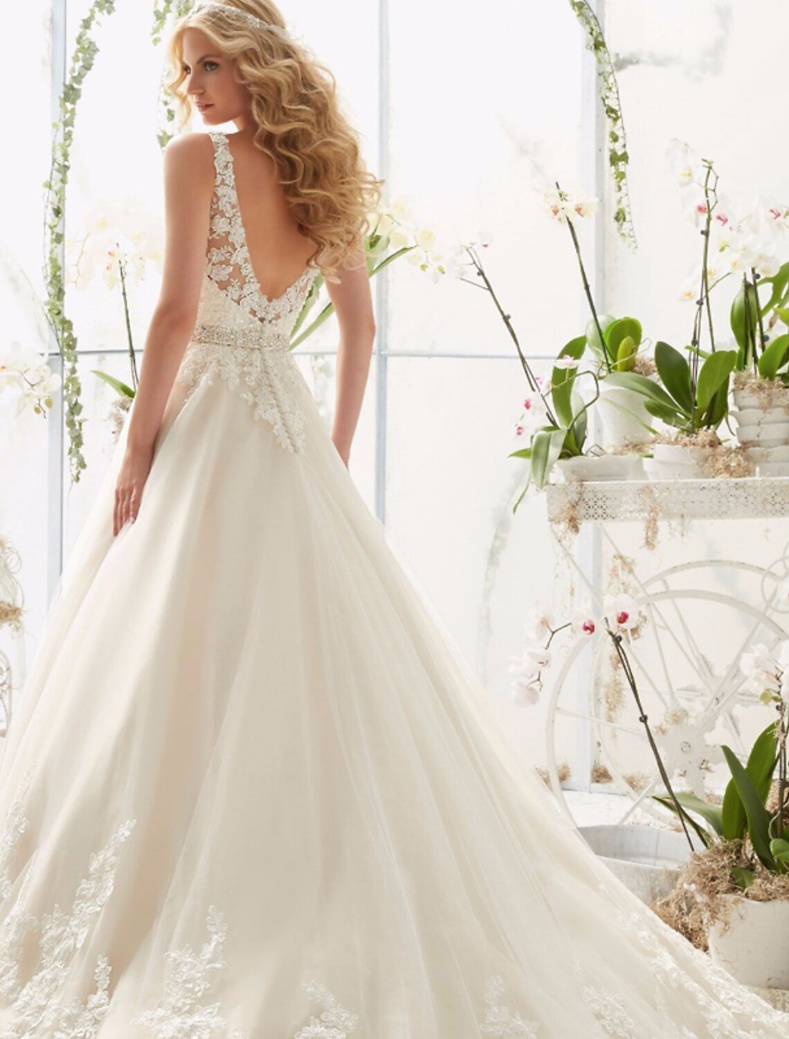 Engagement Backless Sexy and Elegant Formal Wedding Dress A-line V-neck Sleeveless Palace Trail Lace Bridal Dress