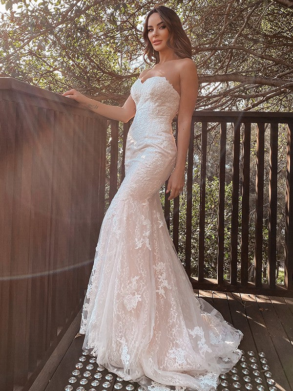 Loudspeaked herringbone skirt sweet heart-shaped sleeveless lace decal sweeping strapless wedding dress