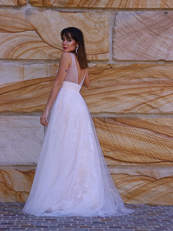 Sweet Princess Lace Applique V-neck Sleeveless Sweeping Collar Brush Train Wedding Dress