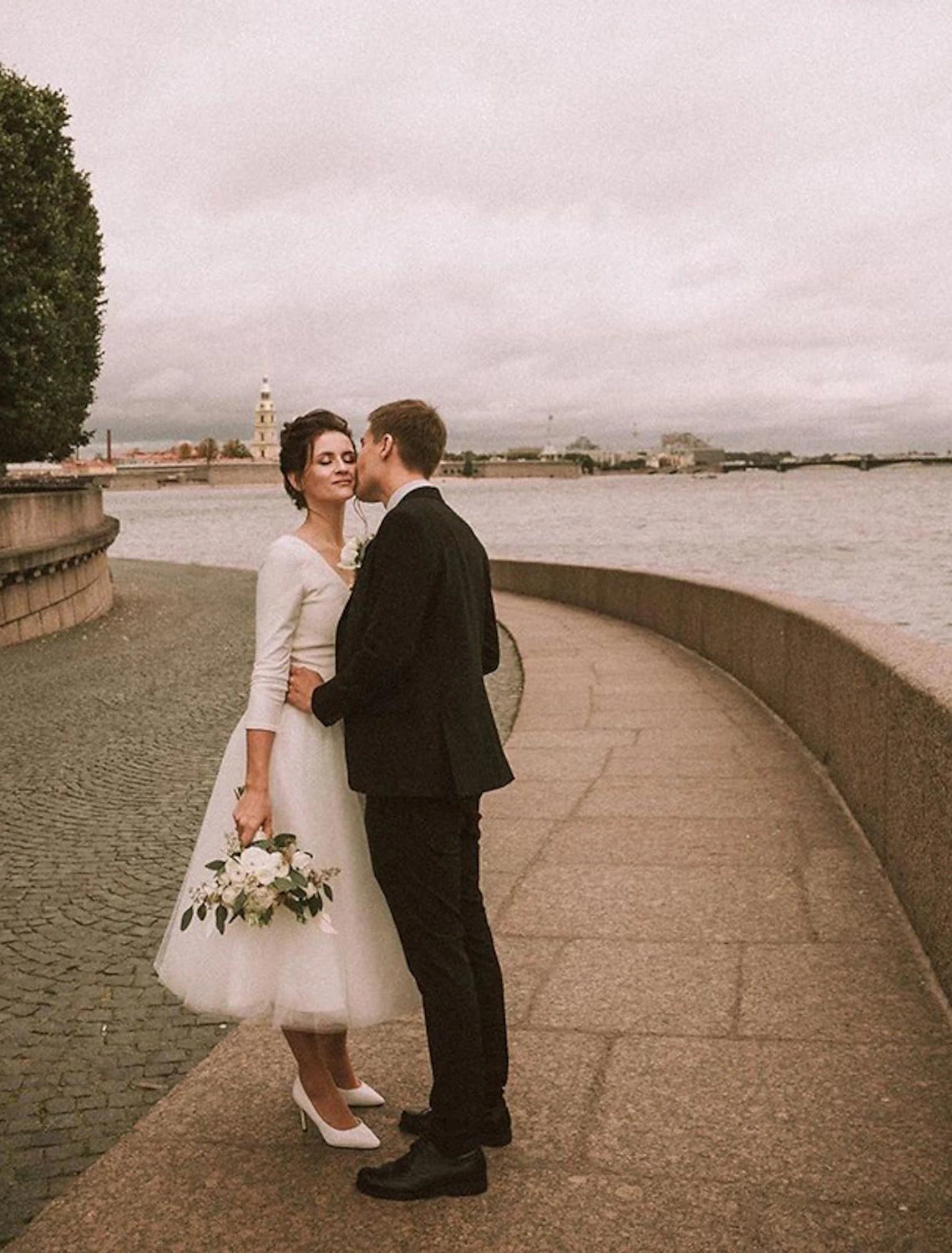 The bride's retro minimalist wedding dress A-shaped sweetheart suspender vest thin shoulder straps and ankle thin gauze bride's dress with bow