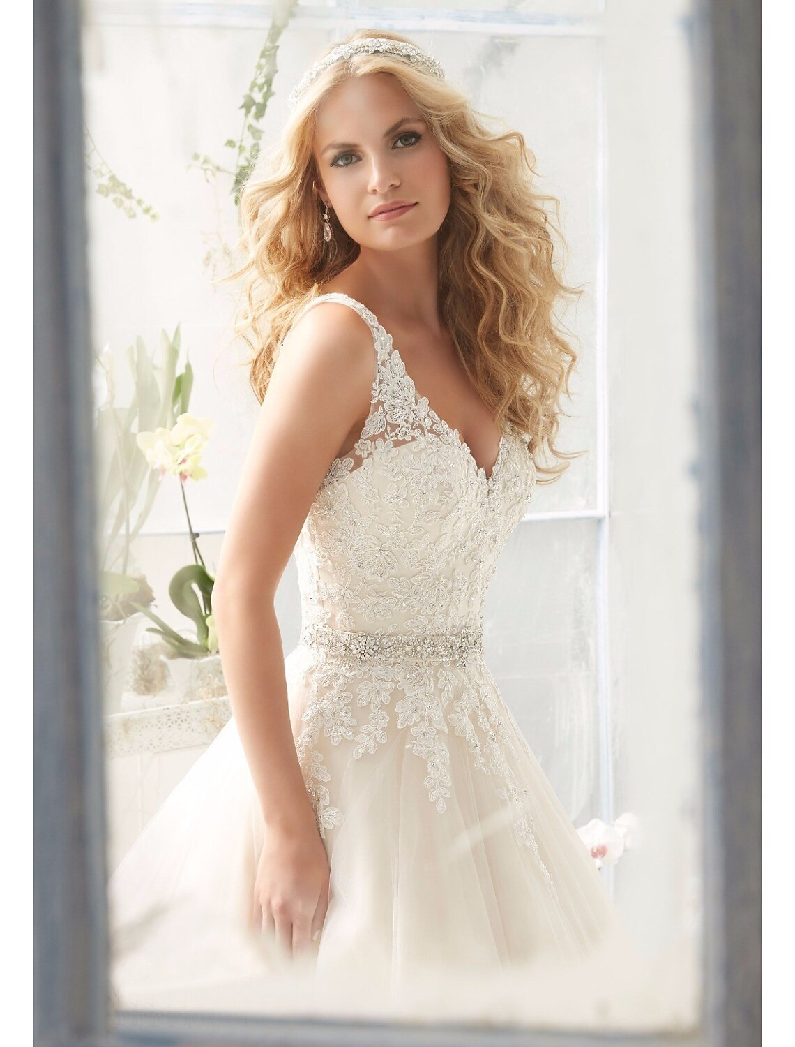 Engagement Backless Sexy and Elegant Formal Wedding Dress A-line V-neck Sleeveless Palace Trail Lace Bridal Dress