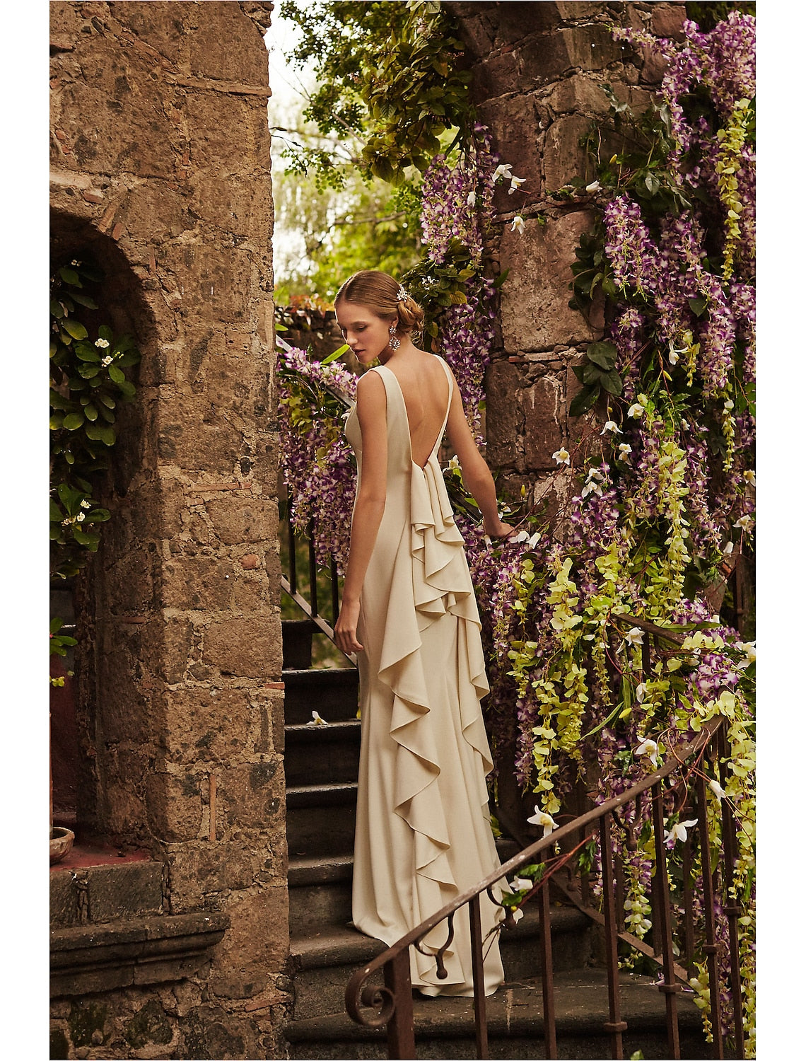 Backless minimalist wedding dress with tight columns, low round neckline, velvet tail, elastic fabric, bridal dress, pendant, summer wedding party