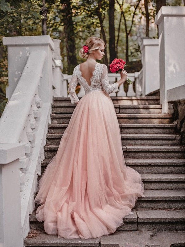 A beautiful ball dress with a V-neck palace hem, long sleeved stickers, thin gauze wedding dress