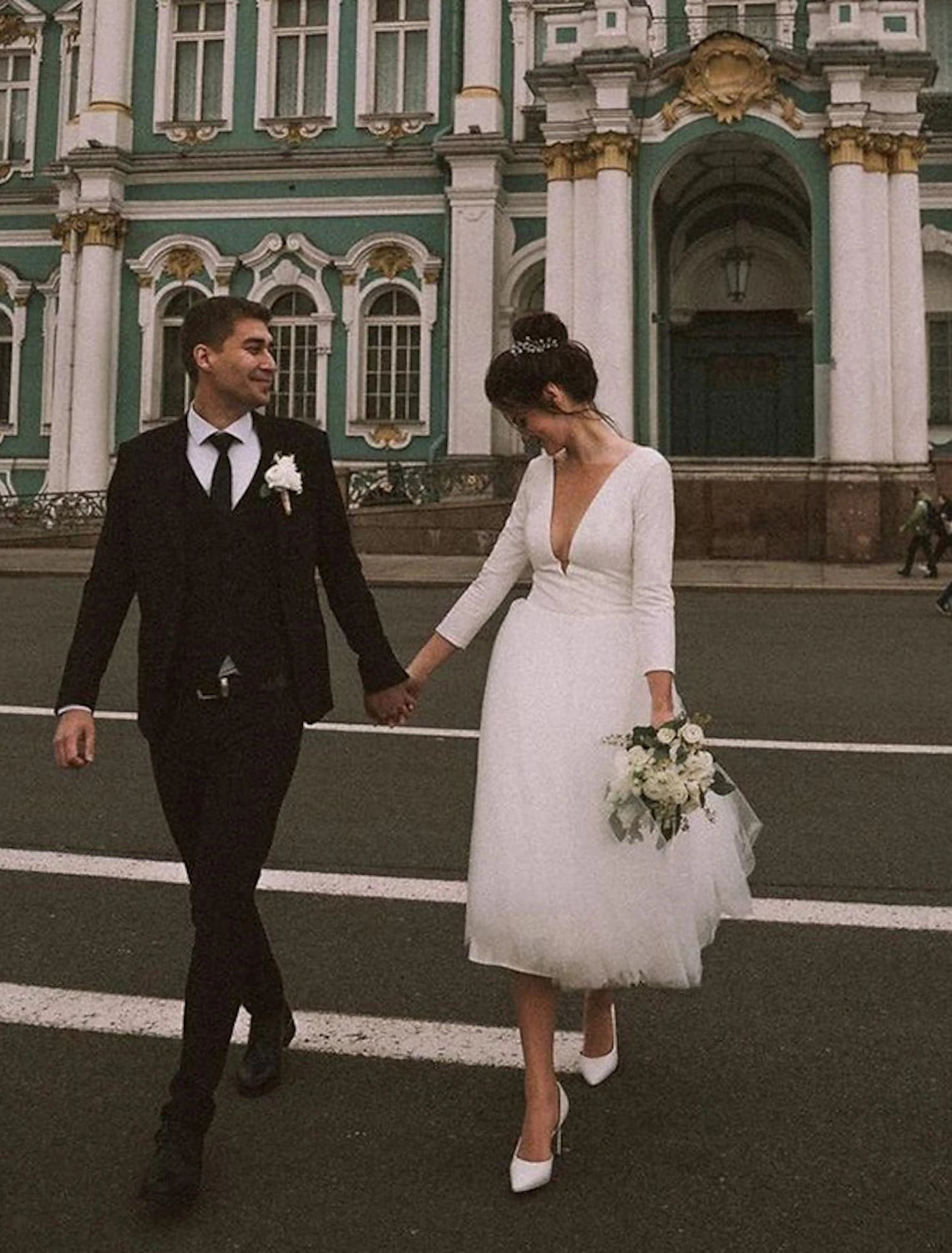 The bride's retro minimalist wedding dress A-shaped sweetheart suspender vest thin shoulder straps and ankle thin gauze bride's dress with bow