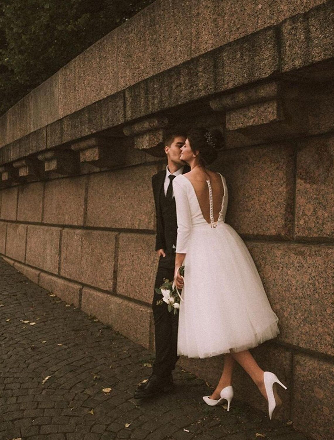 The bride's retro minimalist wedding dress A-shaped sweetheart suspender vest thin shoulder straps and ankle thin gauze bride's dress with bow