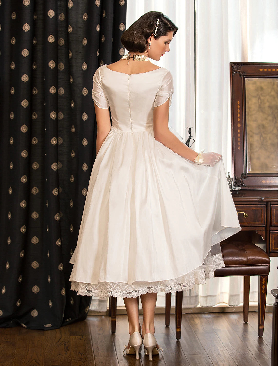 Minimalist Wedding Dress A-shaped V-neck Sleeveless Broom Tail Satin Bridal Dress with Pockets