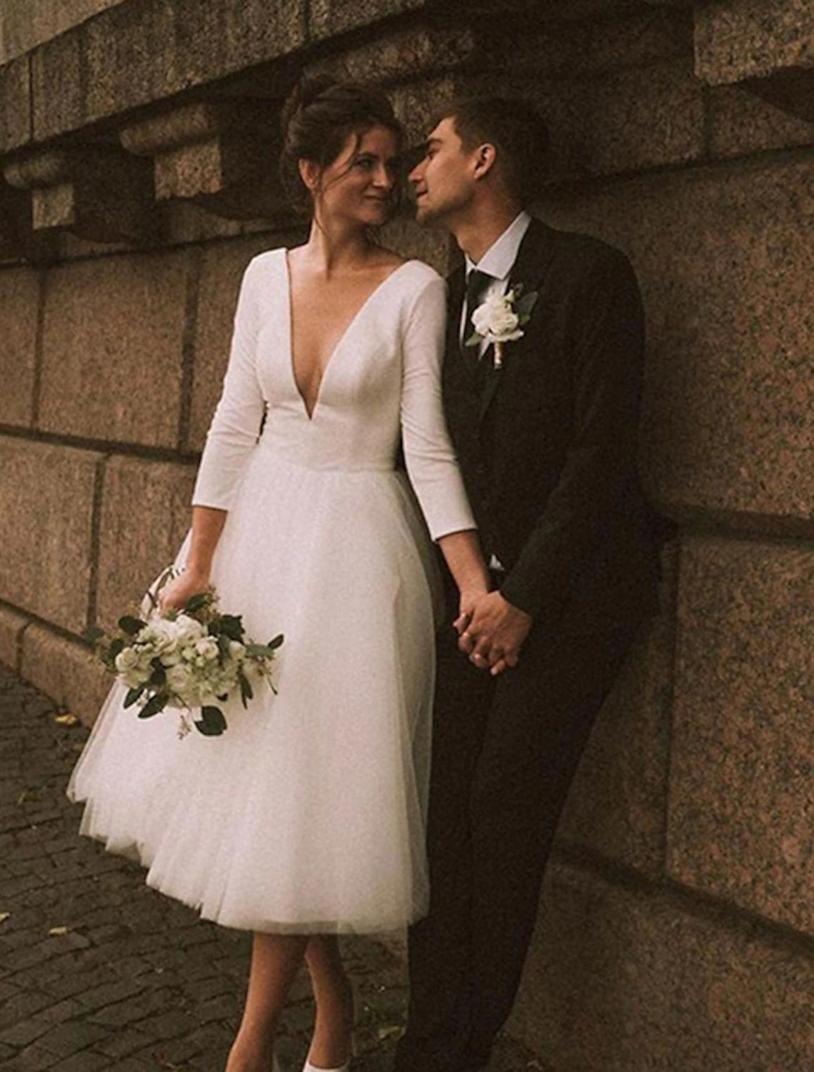 The bride's retro minimalist wedding dress A-shaped sweetheart suspender vest thin shoulder straps and ankle thin gauze bride's dress with bow