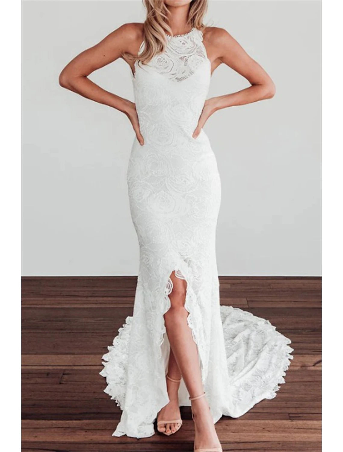 Beach Open Back Boho Wedding Dresses Mermaid Trumpet Halter Neck Sleeveless Chapel Train Lace Bridal Gowns With Appliques Solid Color