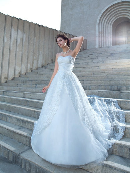 Elegant lace sleeveless long ground length formal wedding dress