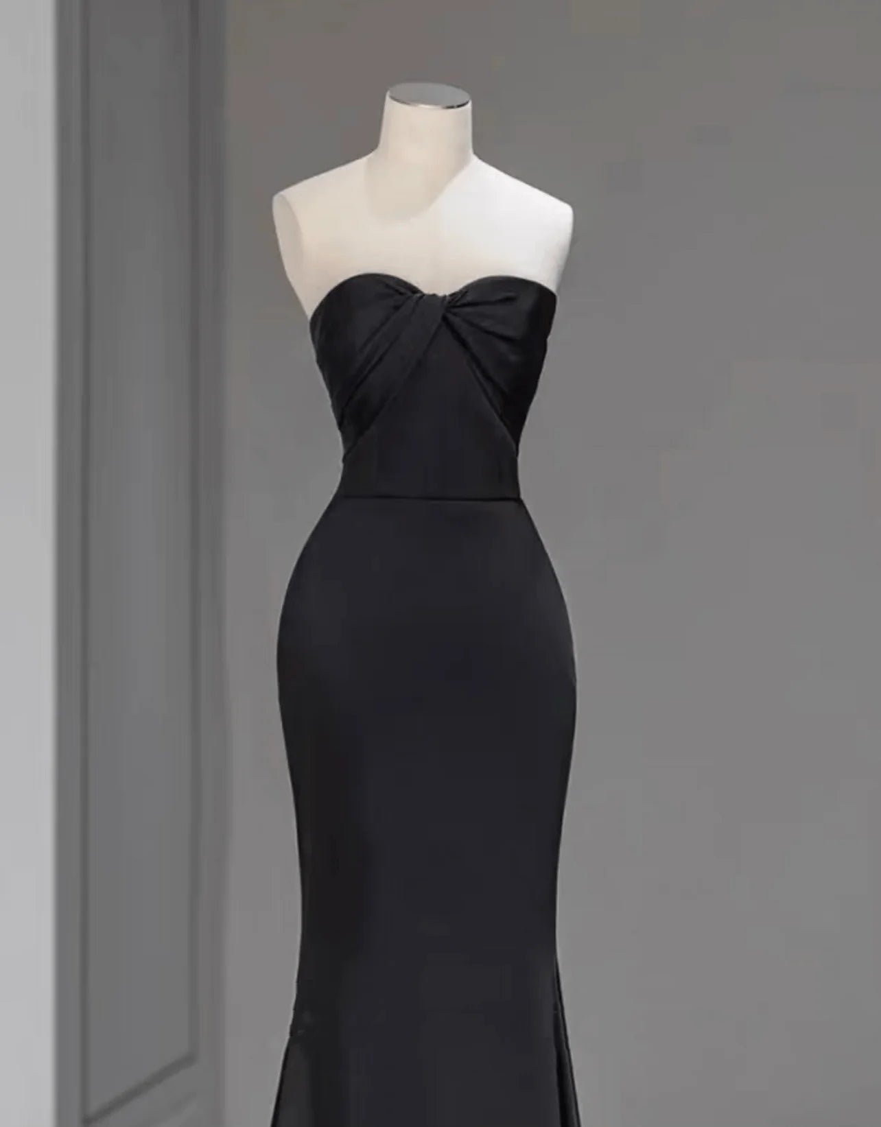 Simple Gothic Black Off Shoulder Forming Fitting Evening Gown