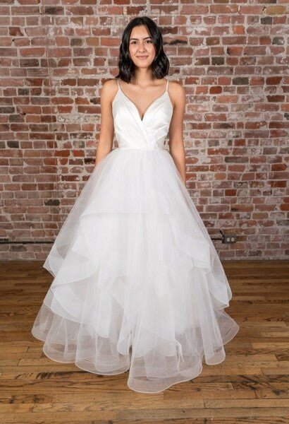 V-neck spaghetti strap dance dress with ruffled edge long wedding dress
