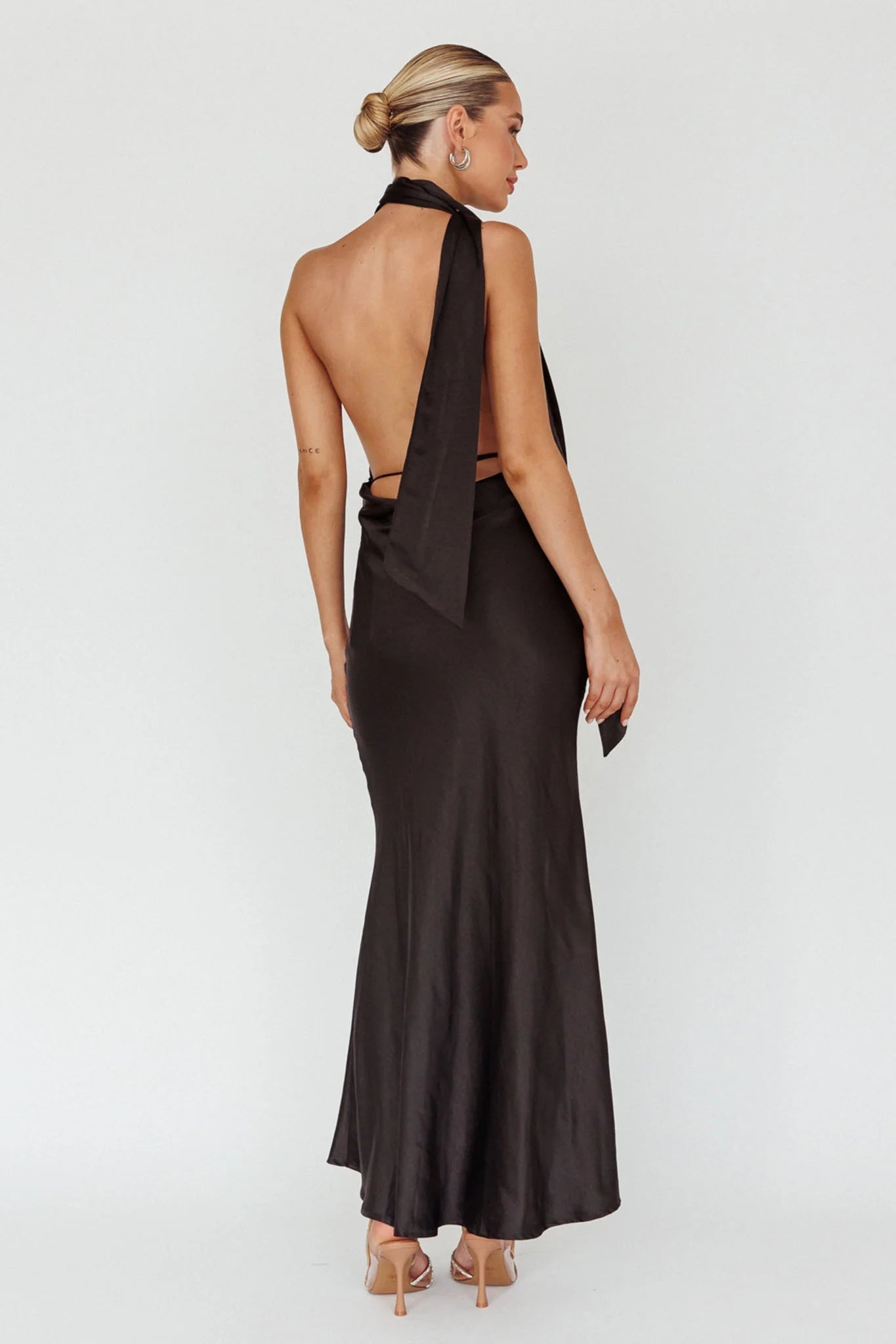 Absolutely stunning deep V-neck backless low back strap with adjustable side zipper bridesmaid dress