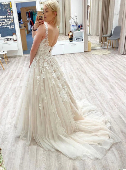 Beautiful A-line V-neck tulle evening gown applique ball dress