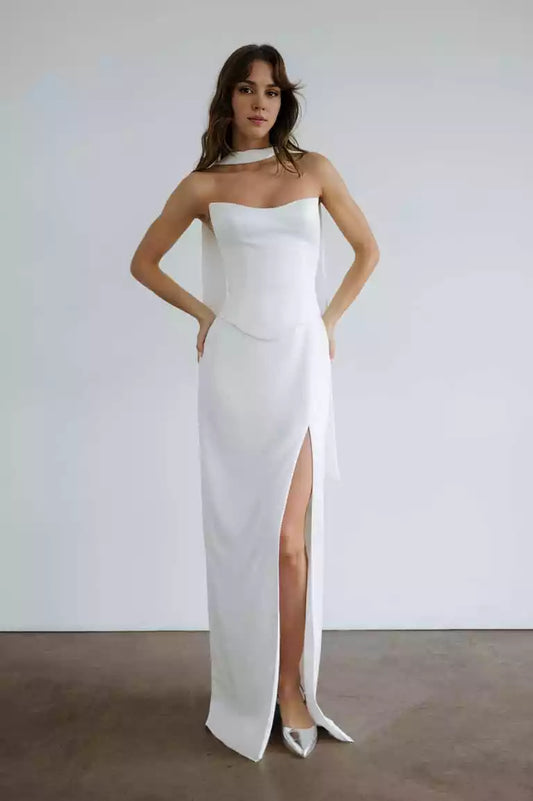 Classic and timeless tight corset with straight hemline and slit, adding charm to Evening Dresses