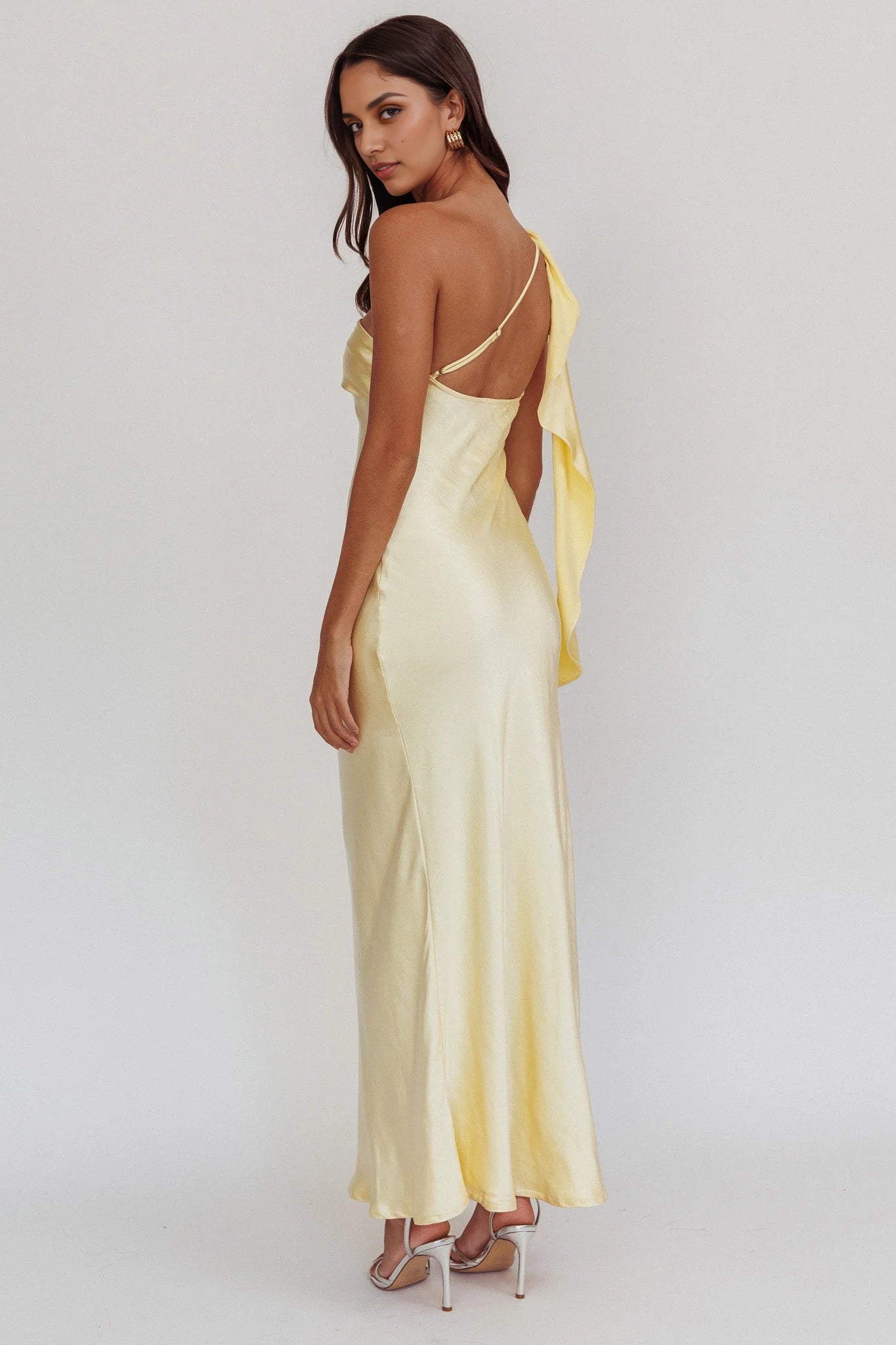 Elegant ruffled single shoulder strap satin extra long invisible side zipper bridesmaid dress
