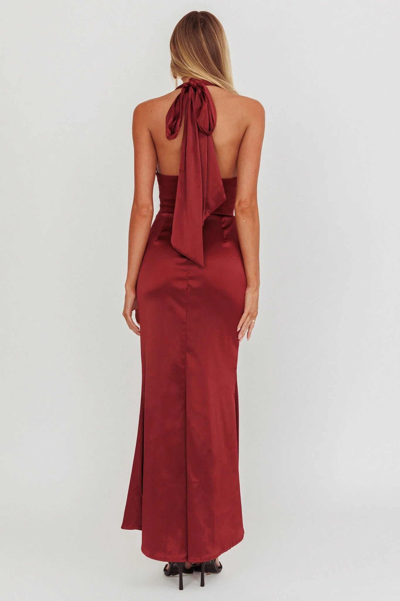Elegant satin deep V-neck pleated tight corset hanging neck bridesmaid dress