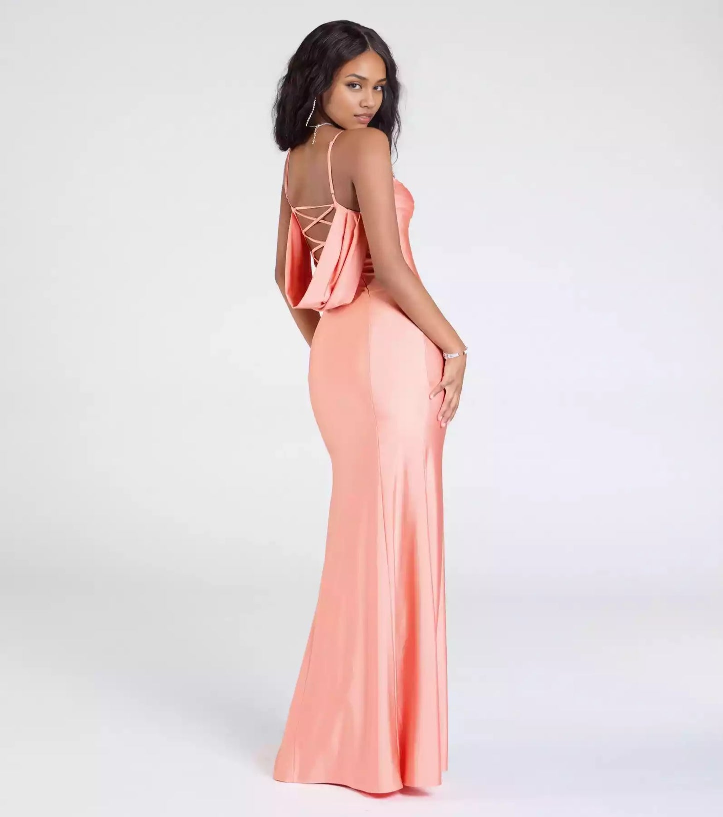 Elegant smooth knitted heart-shaped hanging collar with adjustable thin shoulder straps, high slit and floor Prom Dresses