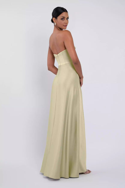 Exquisite tight corset with a hanging high waist, circular cut, strapless design, fully lined, and a back zipper. Bridesmaid Dresses