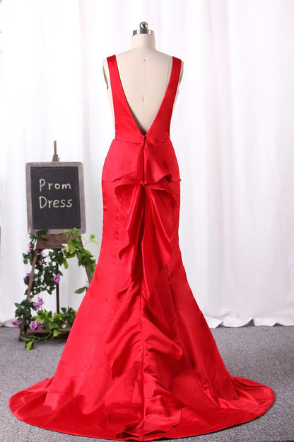 Elegant mermaid ball dress with V-neck and backless satin finish