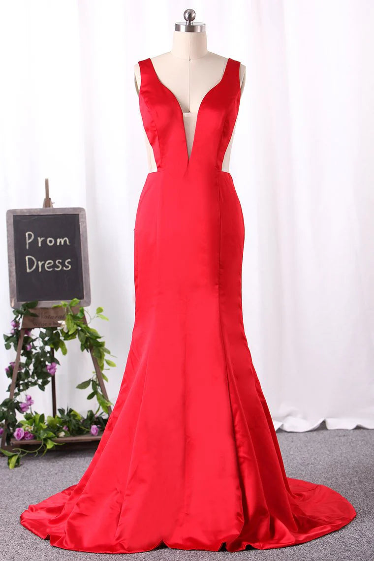 Elegant mermaid ball dress with V-neck and backless satin finish