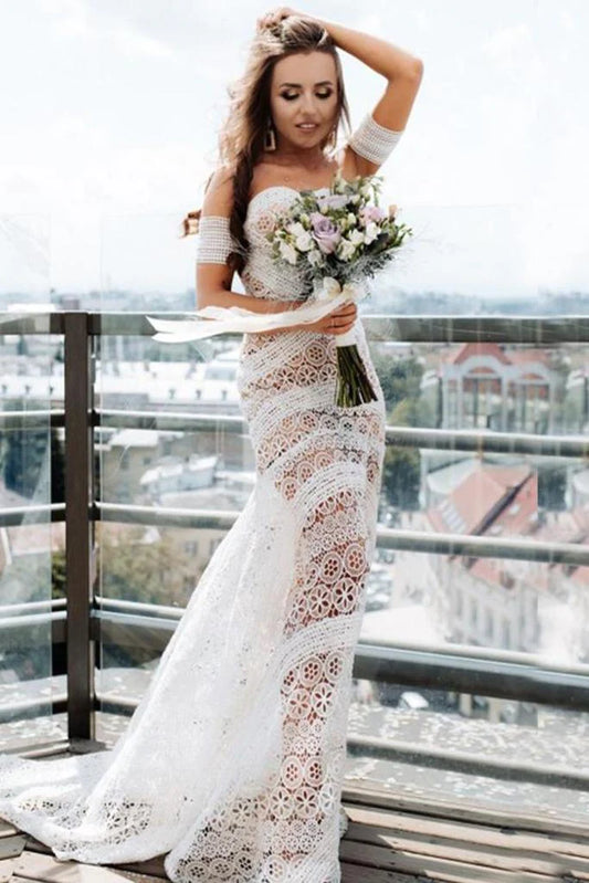Minimalist and understated Sweetheart Collar Lace Bohemian Beach Wedding Dress