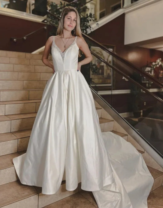 Noble and elegant A-line V-neck church skirt with satin bead decoration wedding dress