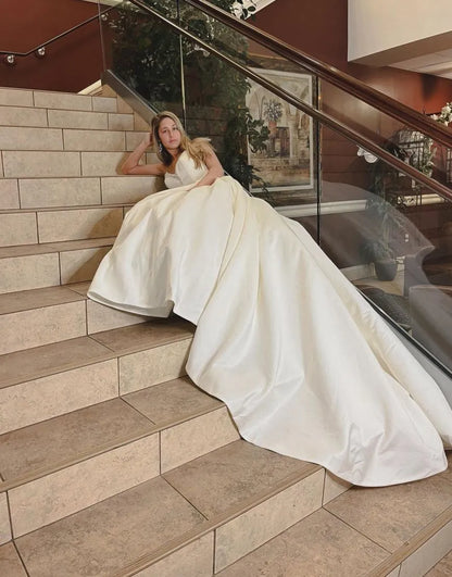 Noble and elegant A-line V-neck church skirt with satin bead decoration wedding dress